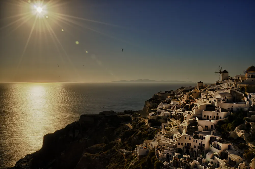 Weiße Häuser am Meer im tiefen Sonnenlicht.